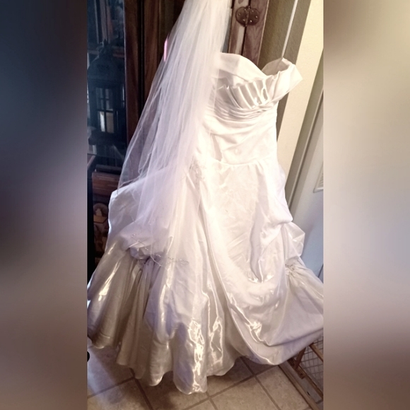 Wedding dress  size 8/6. Marked 8 Lace up back. - Picture 6 of 11